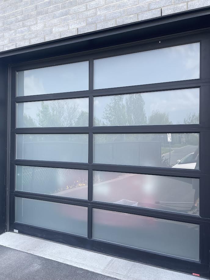 Porte de garage en verre nettoyée